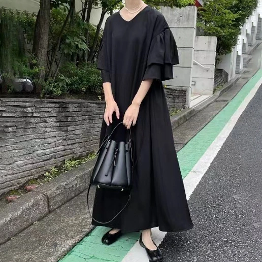Vネック 足首丈 女性に大人気 フリル袖 ボウタイ Aライン 大きめのサイズ感 シンプル 五分袖 マキシワンピース