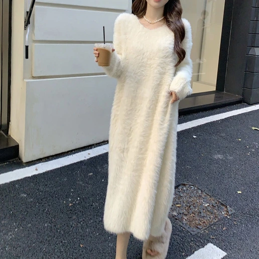 防寒 スウィート Vネック ストレート アンプルライン 着痩せ効果 大きめのサイズ感 シンプル 長袖 ニットワンピース