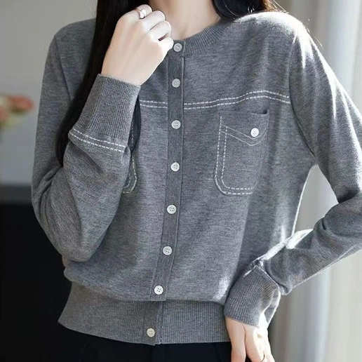 主役級 ポケット付き ラウンドネック 長袖 ボタン 無地 カジュアル ニットセーター